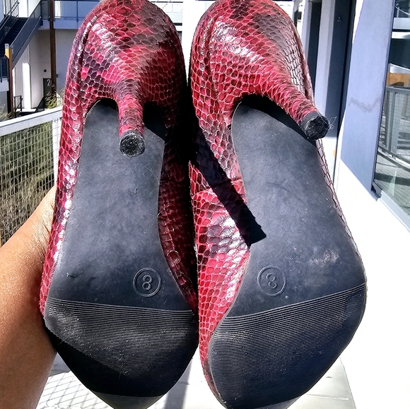 Retro red and black Snake point toe heel pumps women's size 8 Mossimo - Picture 3 of 9